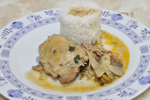 Jak uvařit dušená kuřecí stehýnka se žampiony a rozmarýnem? Snadné recept, připravený za 30 - 45 minut